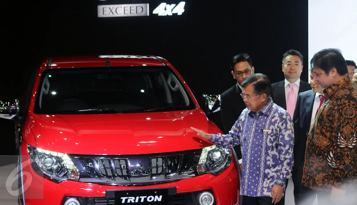 Wakil Presiden, Jusuf Kalla melihat lihat produk salah satu mobil yang dipamerkan di Indonesia Internasional Motor Show (IIMS) 2017 di Jakarta, Kamis (27/4). IIMS 2017 akan berlangsung hingga 7 Mei 2017. (Liputan6.com/Helmi Fithriansyah)