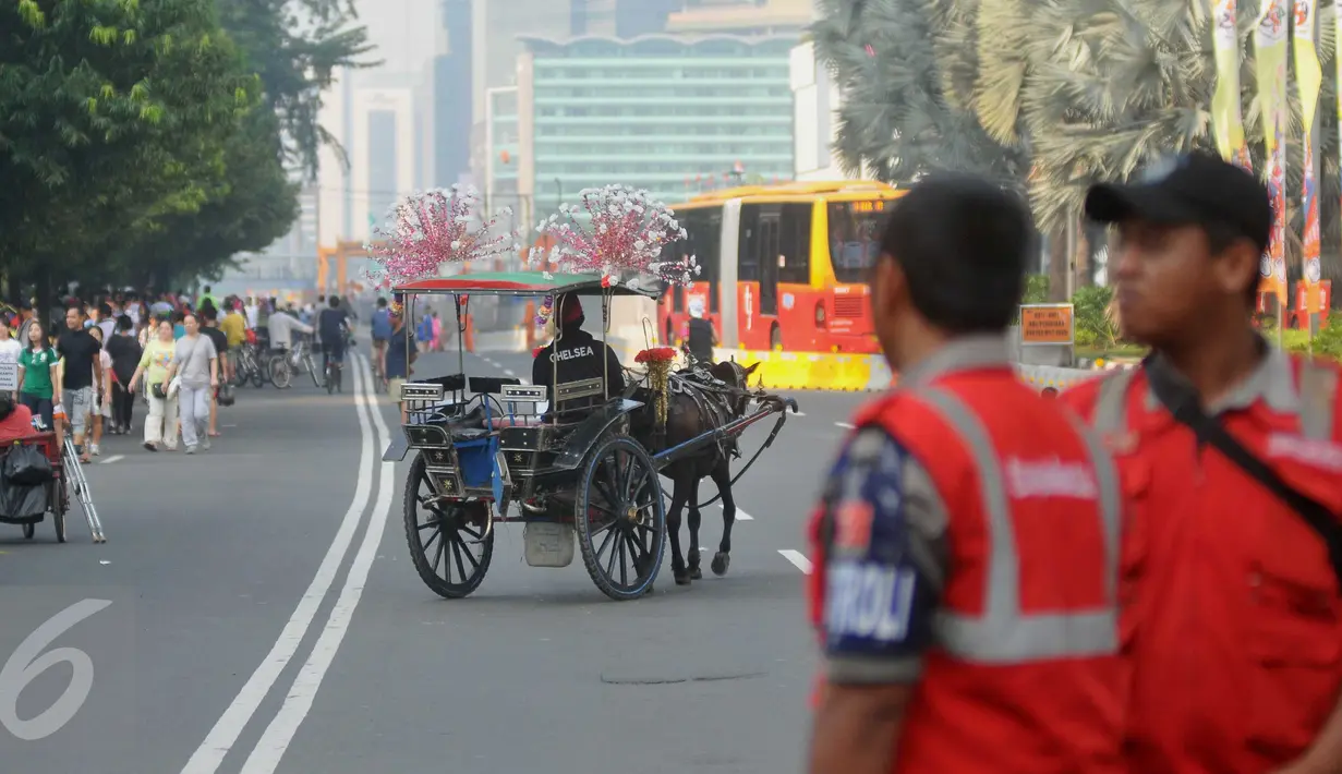Delman  melintasi Kawasan Bundaran HI ketika pelaksanaan Car Free Day di Jakarta, (26/6). Pelarangan itu untuk menegakkan aturan pemprov DKI Jakarta yang melarang operasional delman melintasi sejumlah protokol di Jakarta. (Liputan6.com/Gempur M Surya)
