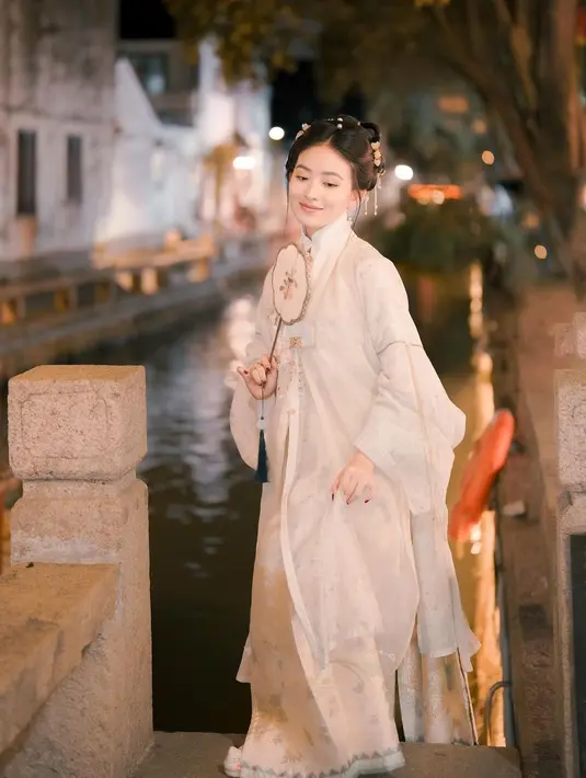 Penampilan kejutan Natasha Wilona bak putri Cina. Dibalut busana khas kerajaan Cina berwarna putih, Natasha tampil cantik luar biasa dengan gaya rambut yang khas dan memegang kipas yang serasi. [Foto: Instagram/natashawilona12]