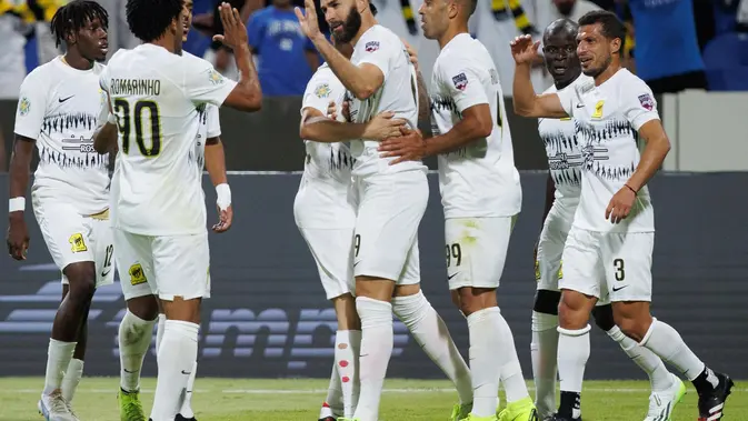 Penyerang  Al Ittihad, Karim Benzema berselebrasi dengan rekan setimnya setelah mencetak gol ke gawang Esperance dalam laga Arab Club Champions Cup 2023 di King Fahd Stadium, Jumat (28/7/2023). Al Ittihad menang atas Esperance dengan skor 2-1. (AFP Photo)