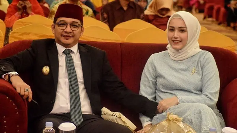 7 Potret Mesra Pasha 'Ungu' dan Istri, Kenang 9 Tahun Pernikahan