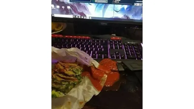 6 Momen Apes Laptop Ketumpahan Makanan Ini Bikin Nyesek