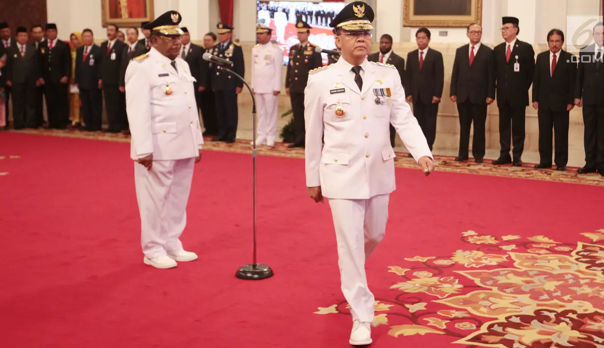 Rohidin Mersyah berjalan saat dilantik menjadi Gubernur Bengkulu di Istana Negara, Jakarta Pusat, Senin (10/12). Rohidin menggantikan posisi Gubernur Bengkulu Ridwan Mukti yang menjadi terpidana korupsi. (Liputan6.com/Angga Yuniar)
