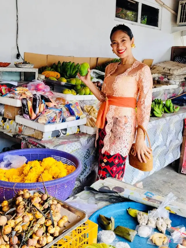 Tak Melulu untuk Kondangan, 8 Inspirasi Pakai Kebaya dari Raline Shah, Mahalini Raharja, hingga BCL