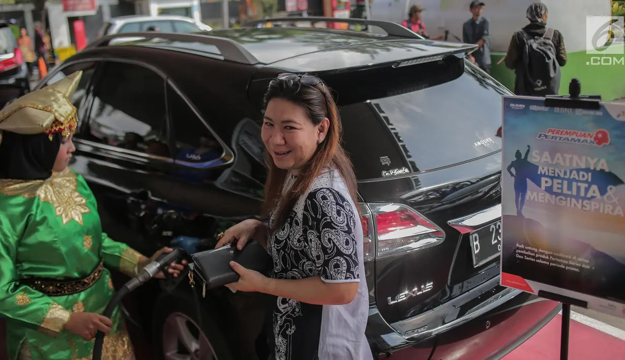 Petugas SPBU mengenakan pakaian adat mengisi bahan bakar minyak (BBM) ke sebuah mobil di kawasan Kelapa Gading, Jakarta, Senin (22/4). Dalam rangka memperingati Hari Kartini pengelola SPBU mengajak Seluruh pegawai SPBU mengenakan mengenakan baju kebaya dan baju adat. (Liputan6.com/Faizal Fanani)
