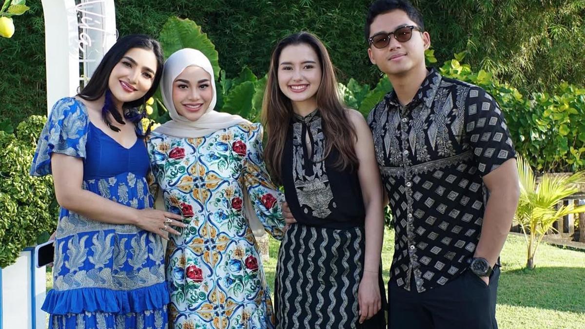6 Gaya Batik Couple Azriel Hermansyah dan Sarah Menzel di Ultah Aurel ke-27
