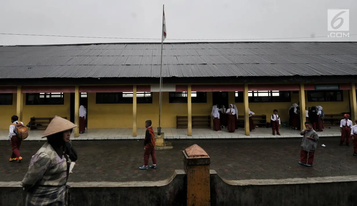 Siswa berkumpul di depan kelas sebelum dimulainya kegiatan belajar di Sekolah Dasar (SD) Negeri 2 Bowongso, Kecamatan Kalikajar, Wonosobo, Jawa Tengah (2/4). (merdeka.com/Iqbal S. Nugroho)