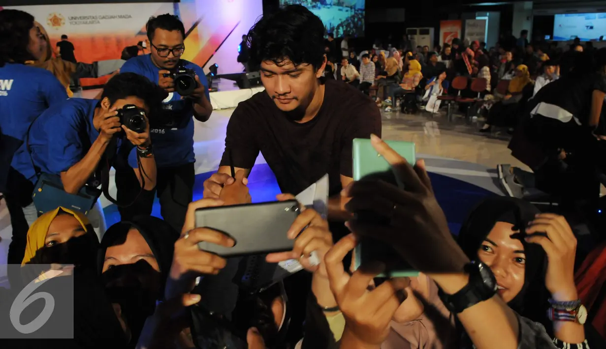 Iko Uwais memberikan tanda tangan kepada penggemarnya saat mengisi acara Emtek Goes To Campus 2016, Yogyakarta, Rabu (2/11). Iko Uwais juga mempromosikan film terbarunya yang berjudul 'Headshot' (Liputan6.com/Helmi Afandi)