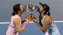 Petenis putri Indonesia, Aldila Sutjiadi bersama pasangannya petenis Jepang, Miyu Kato berhasil meraih gelar juara turnamen WTA 250 yang bertajuk ASBC Classic di Auckland, Selandia Baru. (AFP/David Roland)
