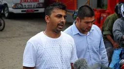 Chintu Sukumaran (kanan), adik duo Bali Nine Myuran Sukumaran usai mendatangi Lapas Nusakambangan, Cilacap, Minggu (26/4/2015). Keluarga berharap Presiden Jokowi membatalkan pelaksanaan eksekusi mati terhadap Duo Bali Nine. (Liputan6.com/Yoppy Renato)