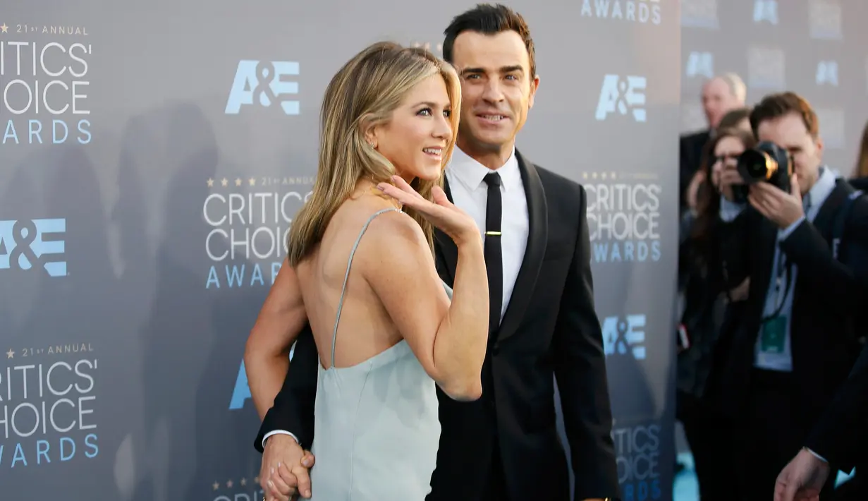 Pasangan selebriti, Jennifer Aniston dan  Justin Theroux tampil mesra saat menghadiri acara Critics' Choice Awards ke-21 di Santa Monica, California, Minggu (17/1/2016). (REUTERS/Danny Moloshok)