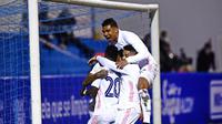 Para pemain Real Madrid merayakan gol yang dicetak oleh Eder Militao ke gawang Alcoyano pada laga Copa del Rey di Stadion El Collao, Rabu (20/1/2021). Real Madrid takluk dengan skor 2-1. (AP/Jose Breton)