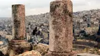 Seorang wisatawan mengunjungi situs arkeologi Citadel di Amman, ibu kota Yordania (26/11/2020). Situs arkeologi Citadel adalah sebuah situs bersejarah di pusat kota Amman, ibu kota Yordania. (Xinhua/Mohammad Abu Ghosh)