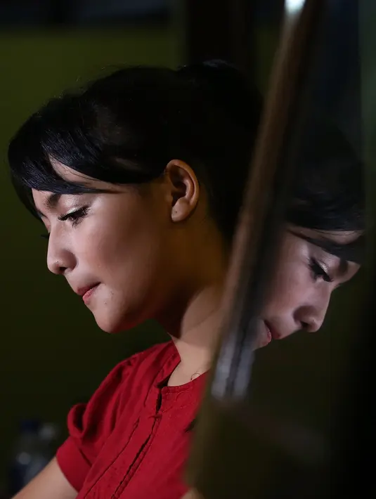 Untuk mempermudah membawakan lagu ciptaan Manthos itu, finalis Gadis Sampul 2007 itu minta dibuatkan contekan. Ia mulai belajar sedikit-sedikit bahasa Jawa. Bahkan, sering kali usai syuting ia mengaku masih medok logat Jawa. (Bambang E. Ros/Bintang.com)