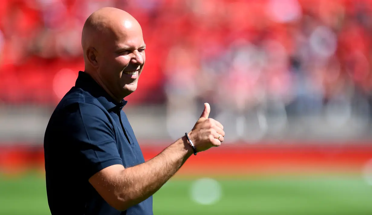 Pelatih Liverpool, Arne Slot saat laga persahabatan melawan Sevilla di Anfield, Liverpool, Inggris, Minggu (11/08/2024) WIB. Liverpool menang dengan skor 4-1. (AFP/Peter Powell)