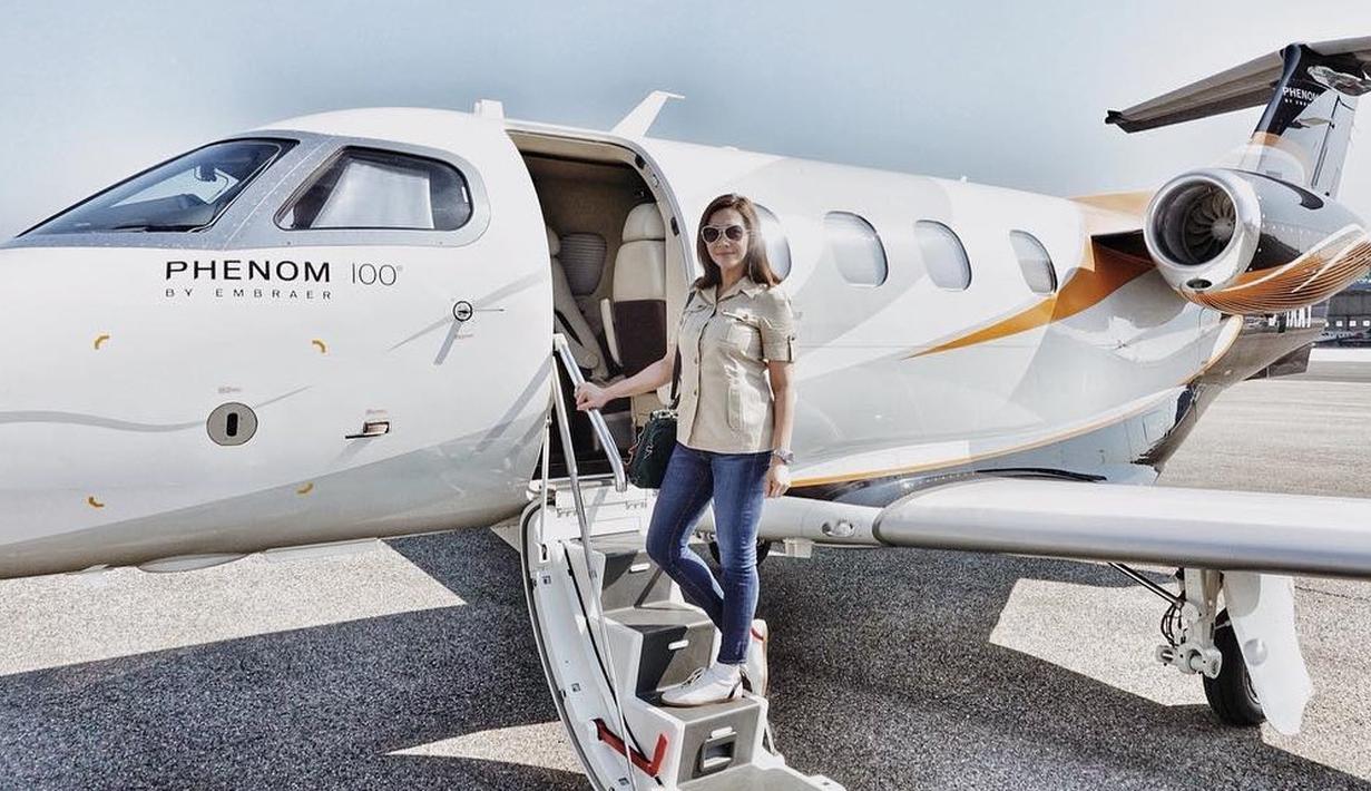 Wanita kelahiran Surabaya ini dikenal luas sebagai musisi berbakat. Di sela-sela kesibukannya sebagai ibu rumah tangga sekaligus wanita karier, Maia Estianty tetap menyempatkan diri untuk liburan. Maia kerap mengunjungi Italia sebagai pilihan destinasi liburannya. (Liputan6.com/IG/@maiaestiantyreal)