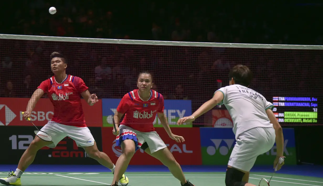 Pasangan Indonesia, Praveen Jordan/Melati Daeva Oktavianti saat melawan wakil Thailand Dechapol Puavaranukroh/Sapsiree Taerattanachai di final All England, Minggu (15/3/2020). Praveen/Melati menang 21-15, 17-21, dan 21-8. (AP/Rui Vieira)