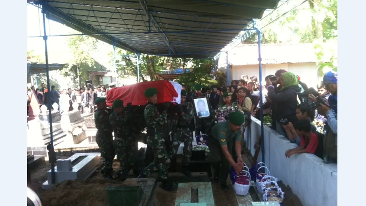 Dubes Burhan Dimakamkan Secara Militer
