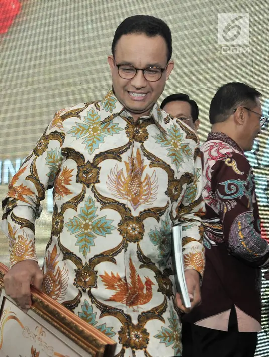 Ekspresi Gubernur DKI Jakarta Anies Baswedan setelah menerima piagam penghargaan Indeks Demokrasi Indonesia (IDI) 2017 dari Menko Polhukam Wiranto di Jakarta, Kamis (13/12). DKI meraih peringkat pertama kategori IDI terbaik. (Merdeka.com/Iqbal Nugroho)