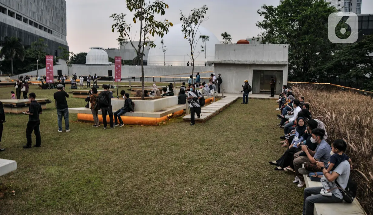 Pengunjung saat menikmati sore hari di Taman Ismail Marzuki (TIM), Jakarta, Senin (26/9/2022). Pasca resmi dibuka untuk publik, Taman Ismail Marzuki menjadi destinasi baru bagi warga Ibu Kota sebagai tempat berinteraksi dari berbagai kalangan guna menikmati ruang terbuka, pertunjukkan seni dan kebudayaan. (merdeka.com/Iqbal S Nugroho)