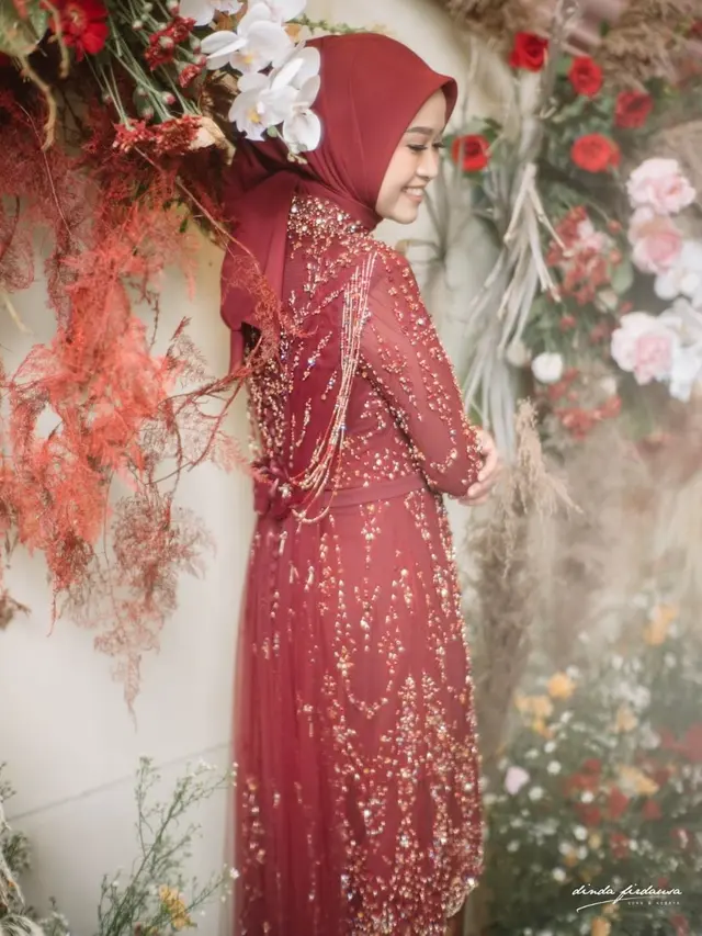 Dilamar Bintang Emon, Ini 9 Potret Menawan Alca Octaviani Berkebaya Merah Marun