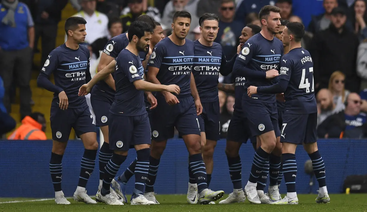 <p>Gelandang Manchester City, Rodri (tengah) dan rekan-rekan setimnya merayakan gol ke gawang Leeds United pada pertandingan lanjutan Liga Inggris di Elland Road di Leeds, Inggris utara (30/4/2022). City menang telak atas Leeds 4-0. (AFP/Oli Scarff)</p>