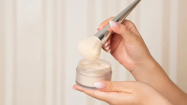 Tampil Poreless Seperti Artis Korea Bisa Kok! Begini Tips Makeup yang Bikin Pori-pori Terlihat Mulus
