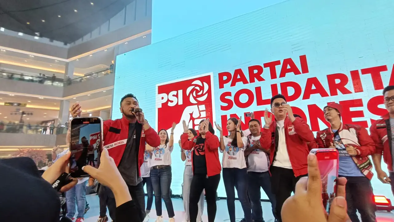 Giring Ganesa dan Gen Z PSI menggelar Flash Mob Goyang Gemoy di Atrium Pakuwon Mall Surabaya. (Dian Kurniawan/Liputan6.com)