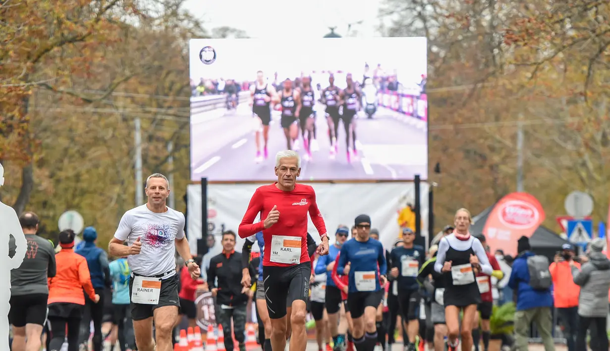 Para pelari berkompetisi dalam Vienna City Marathon (VCM) Tribute to Eliud - Vienna Race di Wina, Austria (12/10/2020). Eliud Kipchoge mencatatkan waktu kurang dari dua jam, atau satu jam 59 menit 40 detik. (Xinhua/Guo Chen)