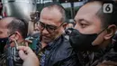 <p>Mantan pejabat Ditjen Pajak Kementerian Keuangan (Kemenkeu) Rafael Alun Trisambodo yang juga ayah Mario Dandy tersenyum usai menjalani pemeriksaan di Gedung Komisi Pemberantasan Korupsi (KPK), Jakarta, Rabu (1/3/2023). Sebelumnya, masyarakat menyoroti harta kekayaan Rafael Alun Trisambodo setelah anaknya, Mario Dandy Satrio melakukan penganiayaan terhadap anak pengurus GP Ansor. (Liputan6.com/Faizal Fanani)</p>