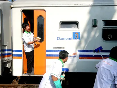 Sejumlah anggota komunitas pecinta kereta api melakukan bersih bersih gerbong di Stasiun Senen, Jakarta, Jumat (9/6). PT KAI melakukan perawatan gerbong kereta api yang akan digunakan untuk mudik Lebaran 1438 H. (Liputan6.com/Helmi Fithriansyah)