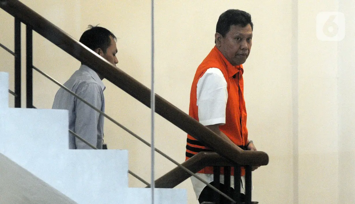Direktur Utama PTPN III (Persero), Dolly Pulungan bersiap menjalani pemeriksaan oleh penyidik di Gedung KPK, Jakarta, Kamis (28/11/2019). Dolly Pulungan diperiksa sebagai tersangka terkait menerima suap pengelolahan Distribusi gula di PTPN III. (merdeka.com/Dwi Narwoko)