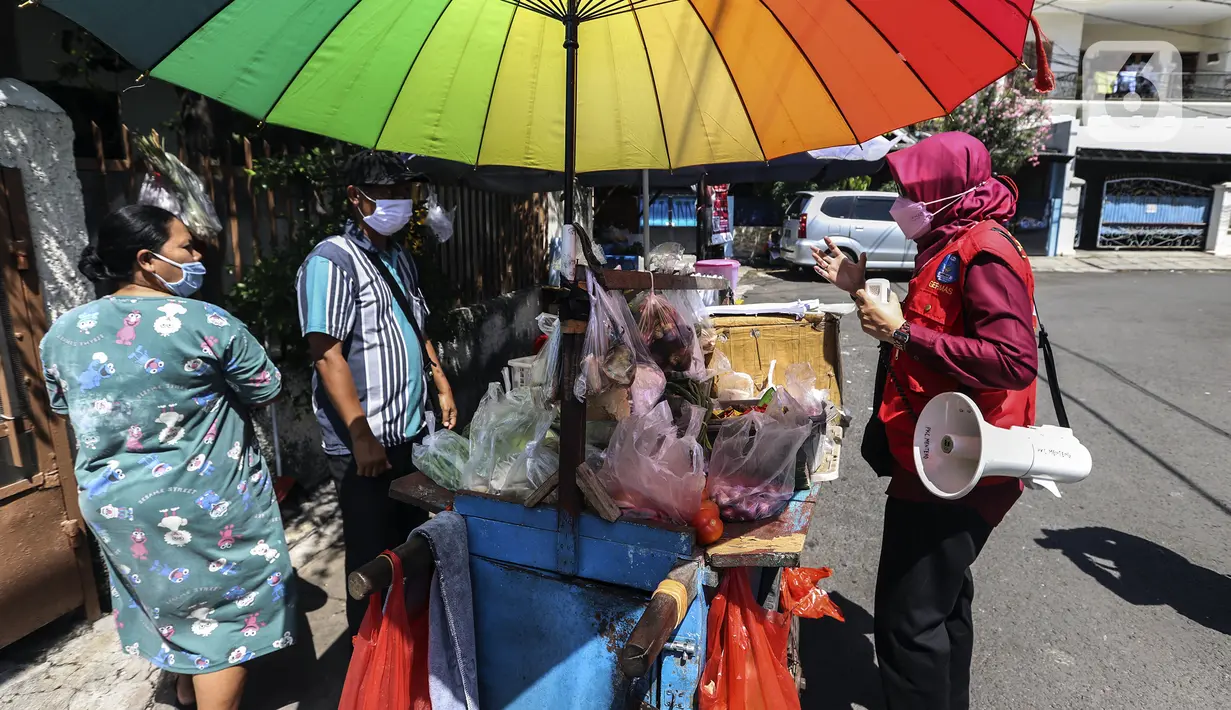 Tenaga kesehatan Puskesmas Kecamatan Menteng melakukan sosialisasi protokol kesehatan kepada warga saat Swab Seru Keliling di Masjid Jami Assuhaimiah, Kebon Sirih, Jakarta, Kamis (9/9/2021). Program ini diharapkan dapat memutus penularan COVID-19 dari pasien tanpa gejala. (Liputan6.com/Johan Tallo)