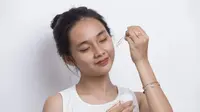 Cara Pemakaian Serum yang Tepat agar Hasilnya Maksimal, Bukan Sekadar Oles-Oles