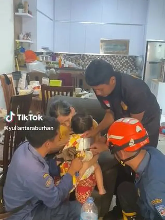 Viral, Kepala Anak Ini Nyangkut di Loyang Kue, Diselamatkan Damkar