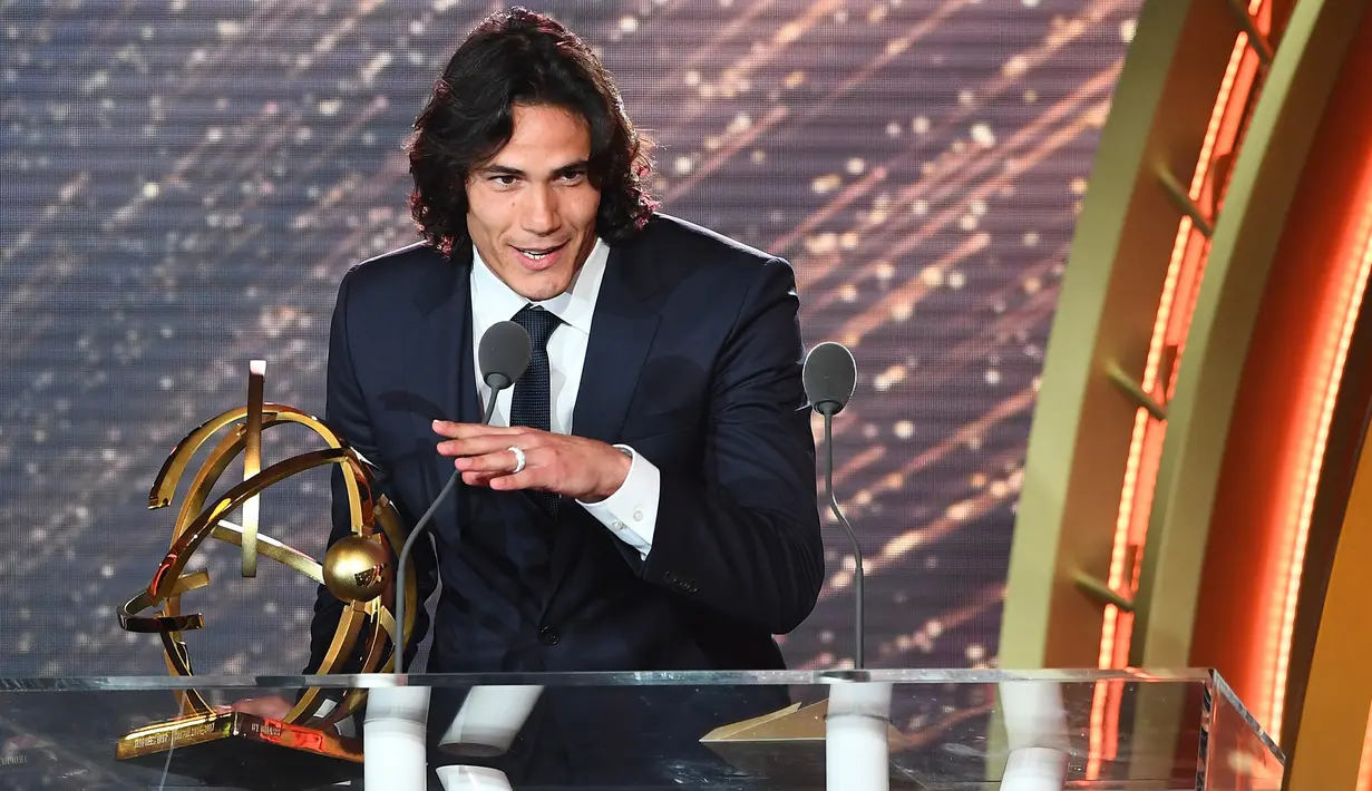 Penyerang PSG, Edinson Cavani menyampaikan sambutan saat menerima trofi Pemain Terbaik Liga Prancis pada upacara penghargaan yang digelar UNFP di Paris, Senin (15/5). Cavani sukses mencetak 35 gol dalam 35 pertandingan di Ligue 1. (FRANCK FIFE/AFP)