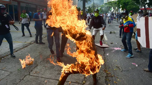 20170503-Demosntran Venezuela Tersambar Api-AFP