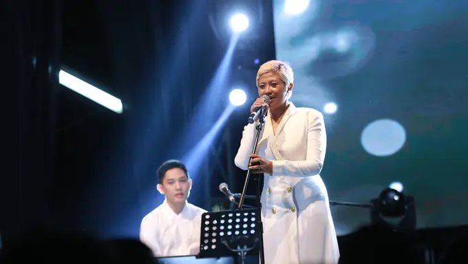 [Bintang] Dira Sugandi