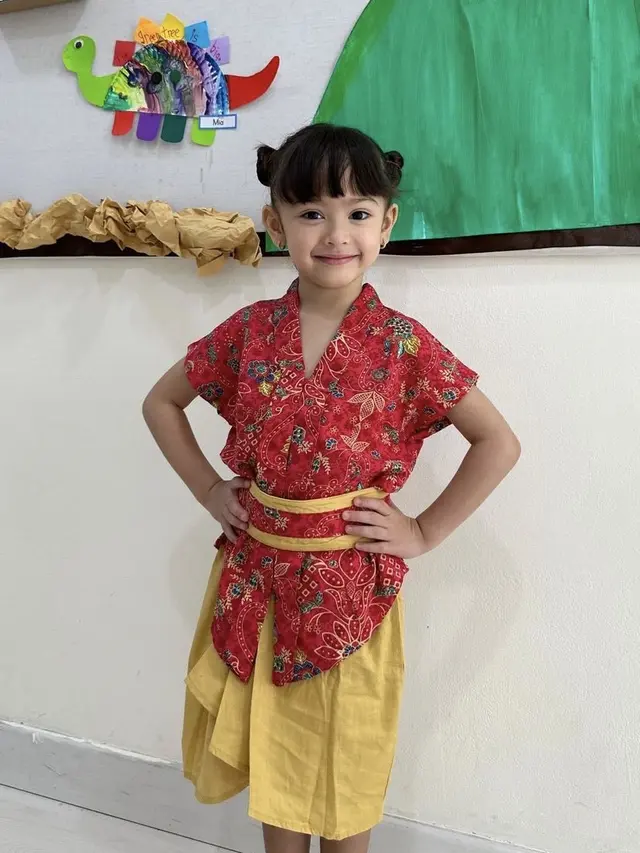 Gaya Elegan Anak Artis Berwajah Bule saat Mengenakan Kebaya.