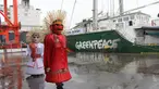 Sepasang ondel-ondel menyambut kapal milik Greenpeace, Rainbow Warrior yang berlabuh di Pelabuhan Tanjung Priok, Jakarta, Senin (23/4). Kapal ini tengah menjelajahi Nusantara selama 2,5 bulan untuk menyebarkan kampanye hijau. (Liputan6/Arya Manggala)