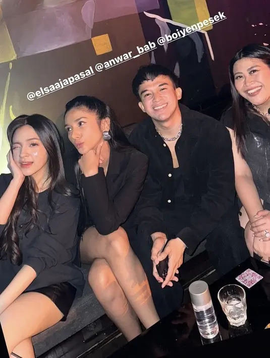Berfoto bersama tamu lainnya, Eca mengenakan outer lengan panjang dengan kancing di bagian depan di atas baju sleeveless. [@fannyghassani]