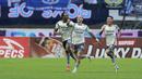 <p>Pemain Persib Bandung, Ciro Alves (depan) melakukan selebrasi setelah mencetak gol kedua timnya ke gawang RANS Nusantara FC pada laga pekan ke-25 BRI Liga 1 2022/2023 di Stadion Pakansari, Bogor, Minggu (19/2/20023). (Bola.com/M Iqbal Ichsan)</p>