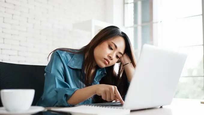 perempuan lelah bekerja