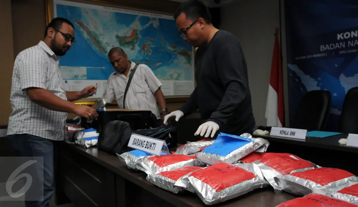 Petugas BNN mengeluarkan barang bukti ribuan pil ekstasi saat rilis di Jakarta, Jumat (22/4/2016). BNN berhasil menyita 150.298 butir pil ekstasi dari seorang tersangka di kawasan Pulogebang, Jakarta Timur. (Liputan6.com/Helmi Fithriansyah)