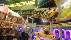 Pengunjung bermain roller coaster di Timezone Supermal Karawaci, Tangerang, Jumat (19/11/2021). Setelah 18 bulan tidak beroperasi akibat pandemi, Timezone kembali buka menyambut pengunjung dengan menerapkan protokol kesehatan dengan ketentuan yang berlaku. (Liputan6.com/Fery Pradolo)