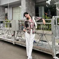 Alika Islamadina tampil dengan kebaya bermotif dipadukan celana putih putih panjang yang serasi dengan shoulder bag dan sneakersnya. [@alikaislamadina]