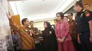 Menkeu Sri Mulyani (kedua kanan) didampingi Dirjen Bea dan Cukai Heru Pambudi (kanan) mendapat penjelasan dari sejumlah perusahaan logistik usai acara Peringatan Satu Tahun Pusat Logistik Berikat (PLB) di Jakarta, Rabu (12/4). (Liputan6.com/Angga Yuniar)