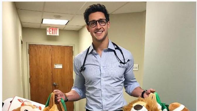 5 Dokter Muda dan Ganteng yang Bikin Kamu Pengin Dirawat ...