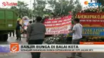 Bunga yang memenuhi Balai Kota mulai dipindahkan oleh petugas kebersihan dan Satpol PP