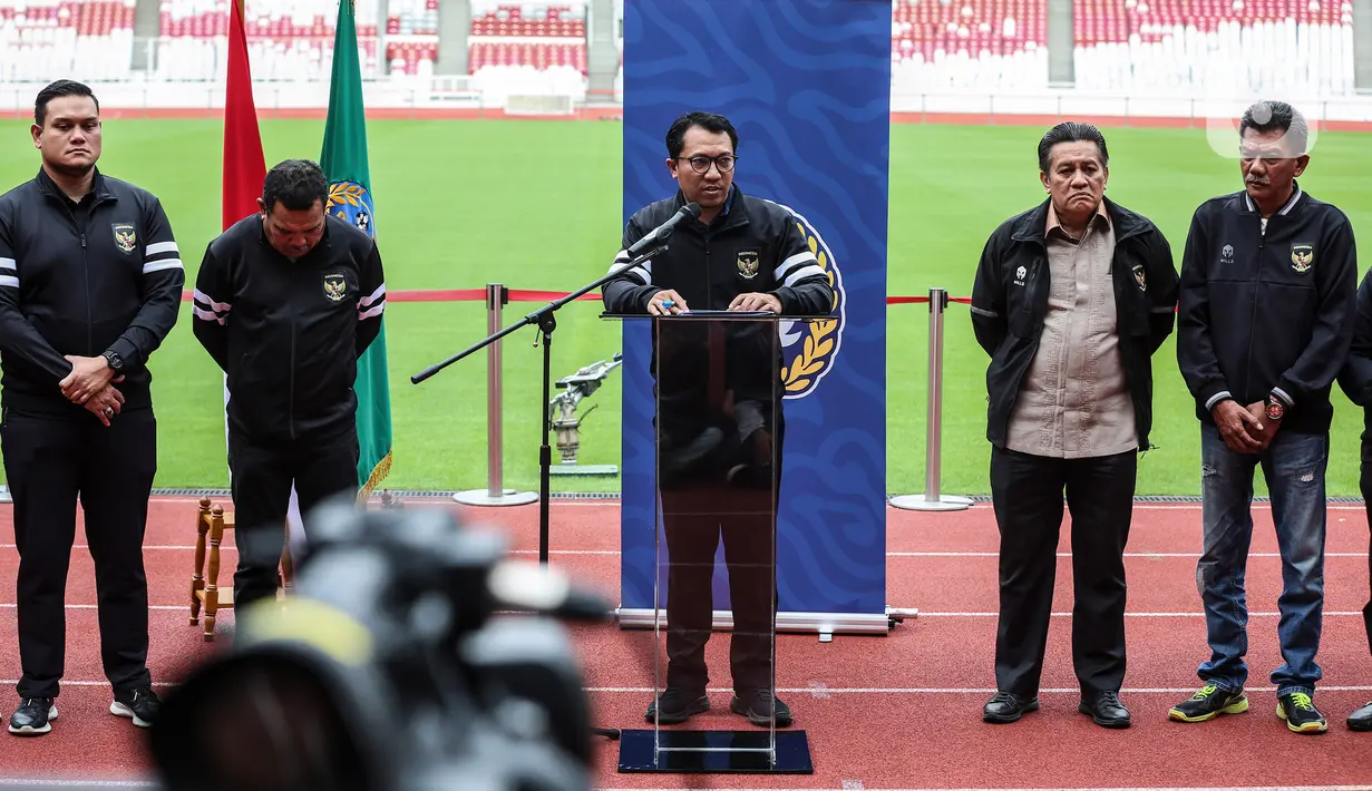 Ketua Komite Pemilihan PSSI Amir Burhanuddin mengumumkan sejumlah nama calon ketua dan wakil ketua PSSI di Stadion Gelora Bung Karno (SUGBK), Jakarta, Selasa (31/1/2023).  Ada 5 calon Ketum PSSI yang telah memenuhi syarat yaitu La Nyalla Mattalitti, Arif Putra Wicaksono, Deni Setiabudi, Erick Thohir, dan Fary Djemy Francis. (Liputan6.com/Johan Tallo)